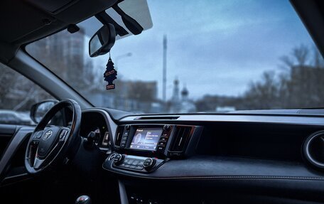 Toyota RAV4, 2018 год, 2 000 000 рублей, 21 фотография
