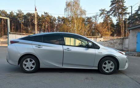 Toyota Prius IV XW50, 2016 год, 1 590 000 рублей, 6 фотография