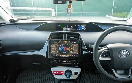 Toyota Prius IV XW50, 2016 год, 1 590 000 рублей, 13 фотография