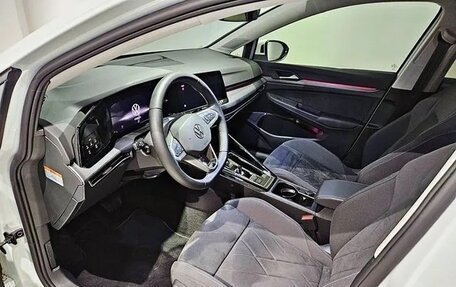Volkswagen Golf VIII, 2023 год, 3 180 000 рублей, 9 фотография