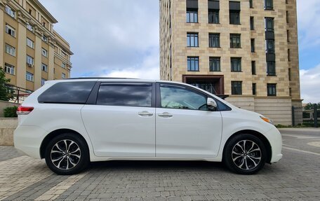 Toyota Sienna III, 2013 год, 2 950 000 рублей, 2 фотография