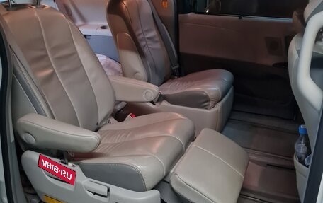 Toyota Sienna III, 2013 год, 2 950 000 рублей, 7 фотография