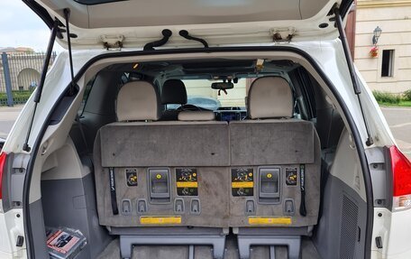 Toyota Sienna III, 2013 год, 2 950 000 рублей, 14 фотография