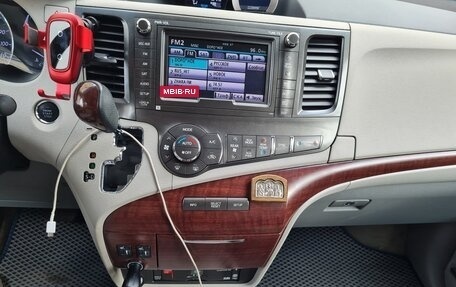 Toyota Sienna III, 2013 год, 2 950 000 рублей, 17 фотография