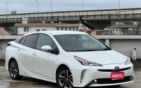 Toyota Prius IV XW50, 2022 год, 1 600 000 рублей, 1 фотография