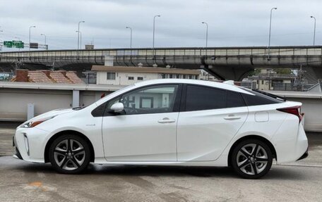 Toyota Prius IV XW50, 2022 год, 1 600 000 рублей, 4 фотография