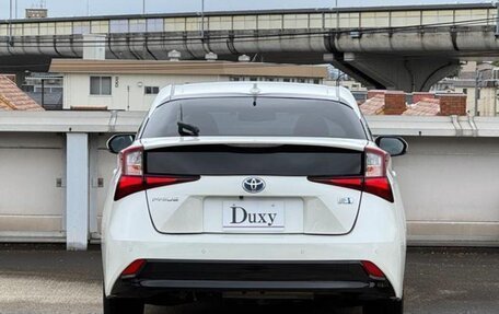 Toyota Prius IV XW50, 2022 год, 1 600 000 рублей, 6 фотография