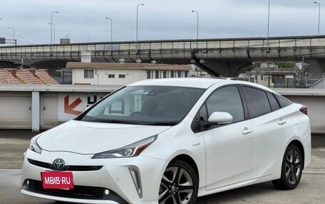 Toyota Prius IV XW50, 2022 год, 1 600 000 рублей, 3 фотография
