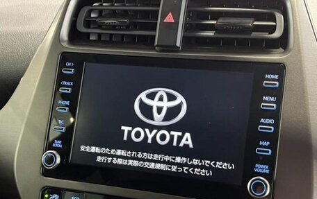 Toyota Prius IV XW50, 2022 год, 1 600 000 рублей, 12 фотография