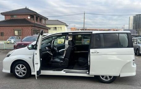 Toyota ISis I, 2017 год, 1 245 000 рублей, 24 фотография