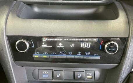 Toyota Yaris Cross, 2022 год, 1 650 000 рублей, 28 фотография