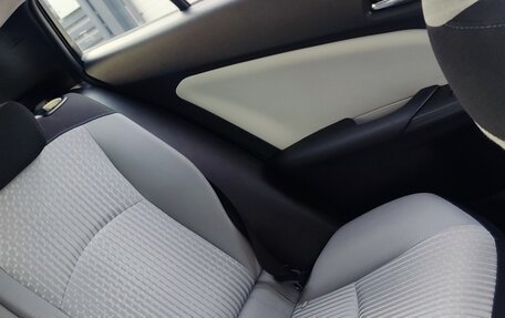 Toyota Prius IV XW50, 2016 год, 1 500 000 рублей, 5 фотография