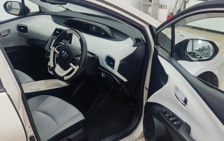 Toyota Prius IV XW50, 2016 год, 1 500 000 рублей, 3 фотография