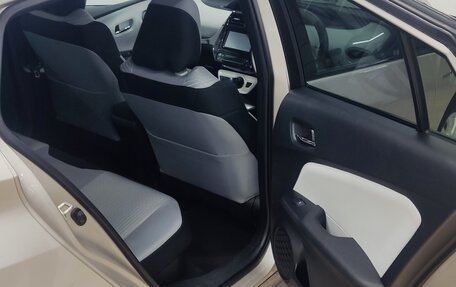 Toyota Prius IV XW50, 2016 год, 1 500 000 рублей, 4 фотография