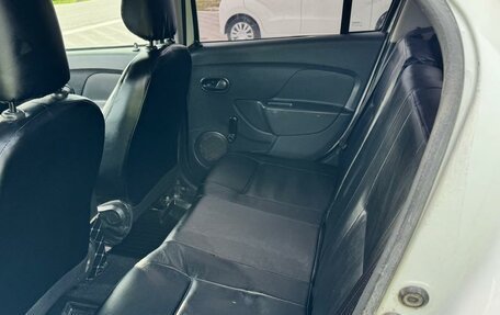 Renault Logan II, 2017 год, 650 000 рублей, 4 фотография