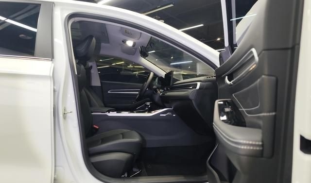 Geely Emgrand, 2024 год, 1 870 000 рублей, 15 фотография