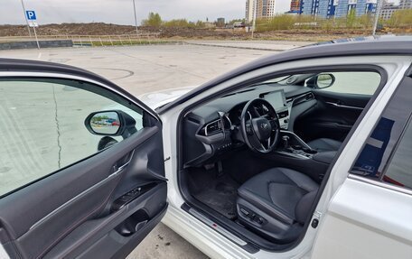 Toyota Camry, 2021 год, 3 200 000 рублей, 10 фотография