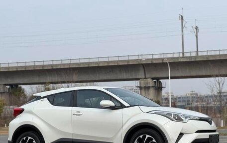 Toyota C-HR I рестайлинг, 2021 год, 1 590 100 рублей, 2 фотография