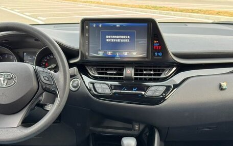 Toyota C-HR I рестайлинг, 2021 год, 1 590 100 рублей, 9 фотография