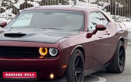 Dodge Challenger III рестайлинг 2, 2019 год, 4 350 000 рублей, 3 фотография