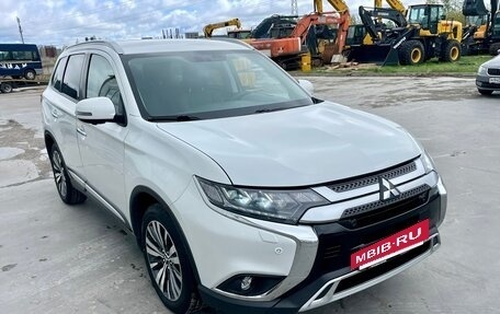Mitsubishi Outlander III рестайлинг 3, 2021 год, 2 650 000 рублей, 2 фотография
