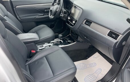 Mitsubishi Outlander III рестайлинг 3, 2021 год, 2 650 000 рублей, 11 фотография