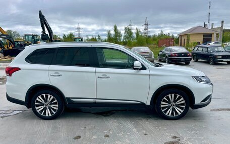 Mitsubishi Outlander III рестайлинг 3, 2021 год, 2 650 000 рублей, 8 фотография