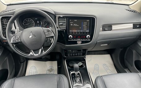 Mitsubishi Outlander III рестайлинг 3, 2021 год, 2 650 000 рублей, 10 фотография
