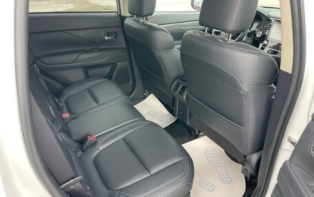 Mitsubishi Outlander III рестайлинг 3, 2021 год, 2 650 000 рублей, 13 фотография
