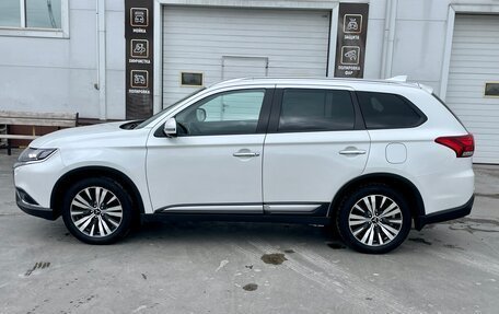 Mitsubishi Outlander III рестайлинг 3, 2021 год, 2 650 000 рублей, 6 фотография