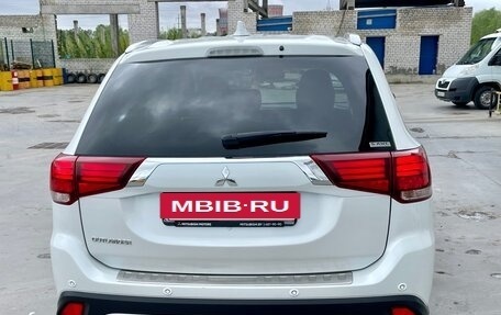 Mitsubishi Outlander III рестайлинг 3, 2021 год, 2 650 000 рублей, 4 фотография