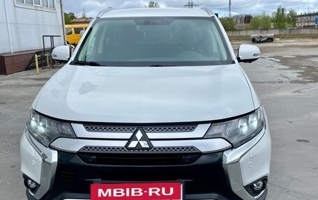 Mitsubishi Outlander III рестайлинг 3, 2021 год, 2 650 000 рублей, 7 фотография