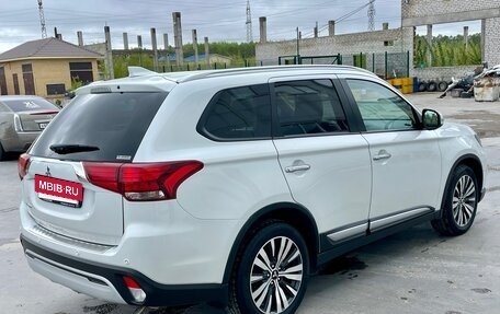 Mitsubishi Outlander III рестайлинг 3, 2021 год, 2 650 000 рублей, 3 фотография