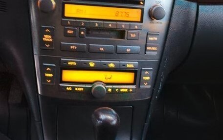 Toyota Avensis III рестайлинг, 2004 год, 700 000 рублей, 11 фотография