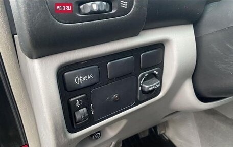 Toyota Land Cruiser 100 рестайлинг 2, 2005 год, 2 500 000 рублей, 6 фотография