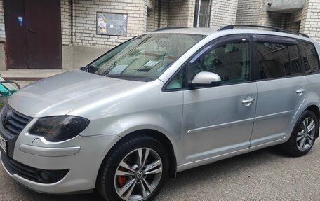 Volkswagen Touran III, 2008 год, 1 000 000 рублей, 1 фотография