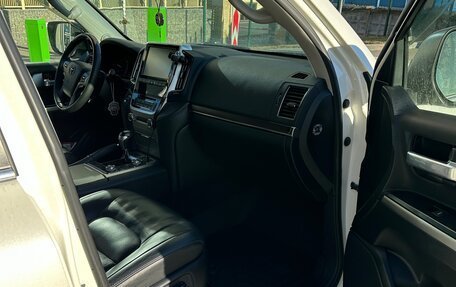 Toyota Land Cruiser 200, 2017 год, 7 000 000 рублей, 18 фотография