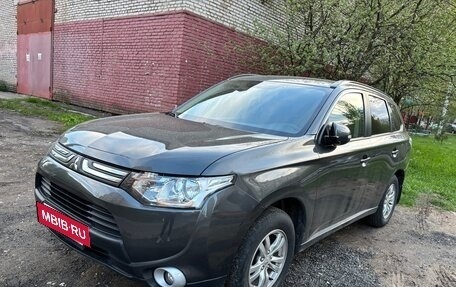 Mitsubishi Outlander III рестайлинг 3, 2013 год, 1 600 000 рублей, 3 фотография