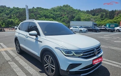 Volkswagen Tiguan II, 2021 год, 1 800 000 рублей, 1 фотография