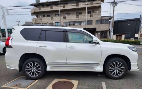 Toyota Land Cruiser Prado 150 рестайлинг 2, 2022 год, 3 689 000 рублей, 2 фотография