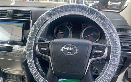 Toyota Land Cruiser Prado 150 рестайлинг 2, 2022 год, 3 689 000 рублей, 10 фотография