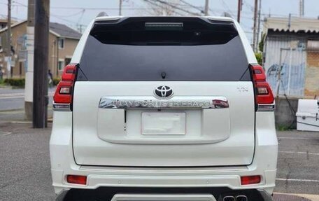 Toyota Land Cruiser Prado 150 рестайлинг 2, 2022 год, 3 689 000 рублей, 4 фотография