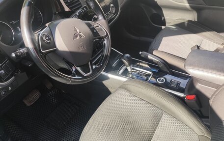 Mitsubishi Outlander III рестайлинг 3, 2017 год, 2 050 000 рублей, 14 фотография