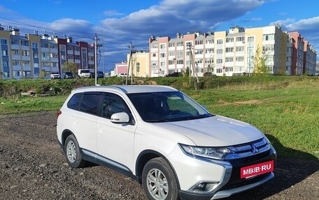 Mitsubishi Outlander III рестайлинг 3, 2017 год, 2 050 000 рублей, 15 фотография