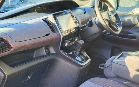 Nissan Serena IV, 2018 год, 2 400 000 рублей, 13 фотография