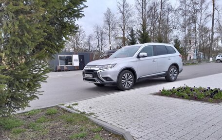 Mitsubishi Outlander III рестайлинг 3, 2019 год, 1 700 000 рублей, 5 фотография