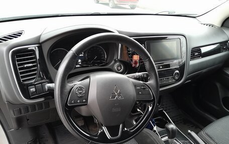 Mitsubishi Outlander III рестайлинг 3, 2019 год, 1 700 000 рублей, 7 фотография
