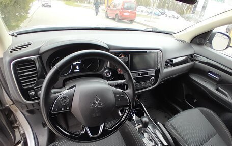 Mitsubishi Outlander III рестайлинг 3, 2019 год, 1 700 000 рублей, 8 фотография