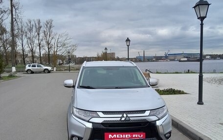 Mitsubishi Outlander III рестайлинг 3, 2019 год, 1 700 000 рублей, 2 фотография