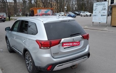 Mitsubishi Outlander III рестайлинг 3, 2019 год, 1 700 000 рублей, 6 фотография